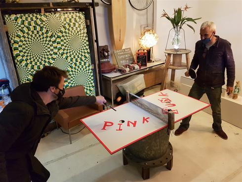 L’équipe de TomorrowNowMovement construit des tables de ping-pong en matériaux de récupération. © sau-msi.brussels (P.Sa.)