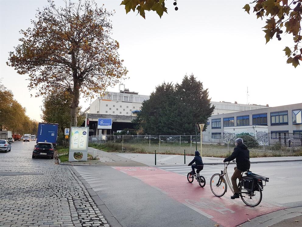 Le terrain situé à l’angle de l’avenue du Port et de la rue de l’Entrepôt. © sau-msi.brussels (P.Sa.)