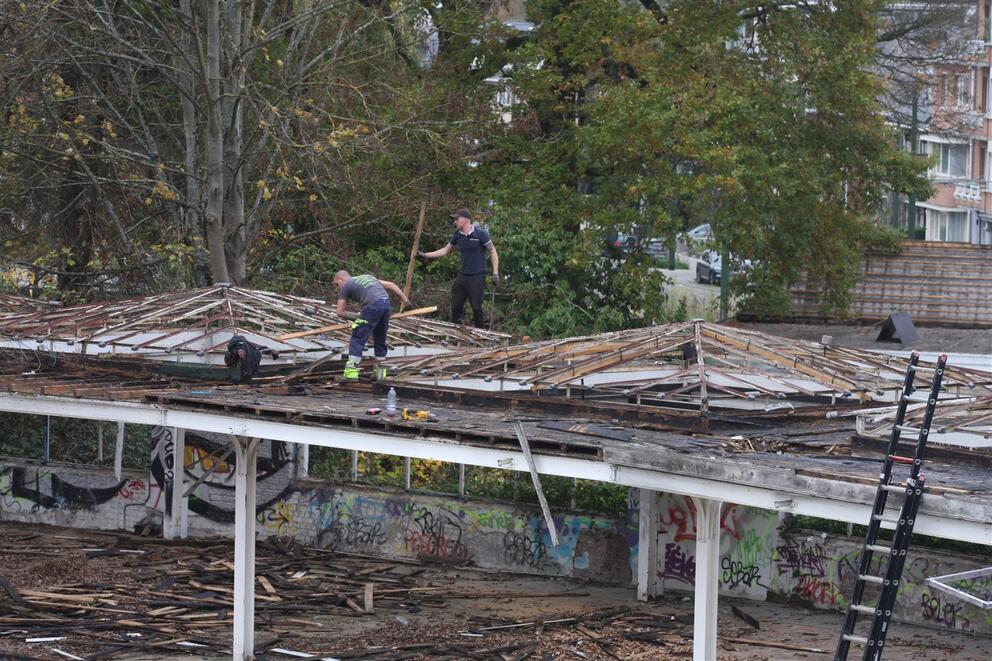Les ouvriers au travail sur les auvents en demi-cercle du hall des parieurs en acier. © sau-msi.brussels (P.Sa.)