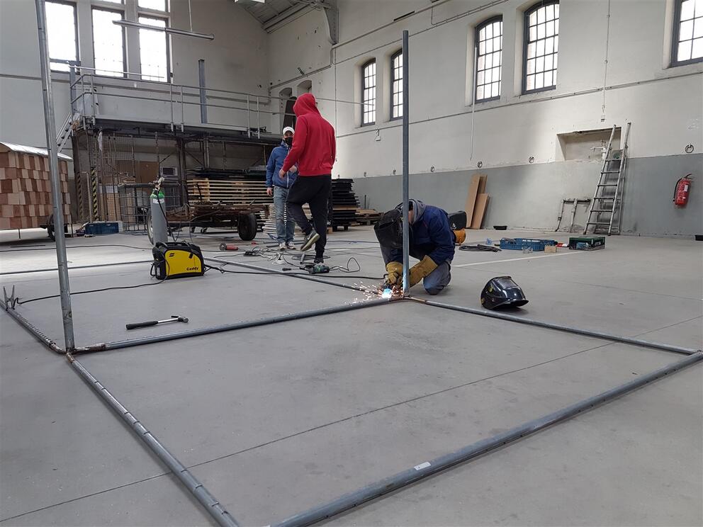 L’équipe de TomorrowNowMovement construit un poulailler mobile en matériaux de récupération. © sau-msi.brussels (P.Sa.)