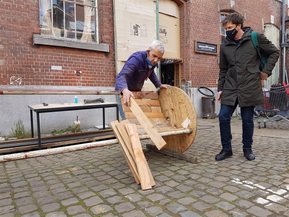 L’équipe de TomorrowNowMovement construit des bancs en matériaux de récupération. © sau-msi.brussels (P.Sa.)© sau-msi.brussels (P.Sa.)