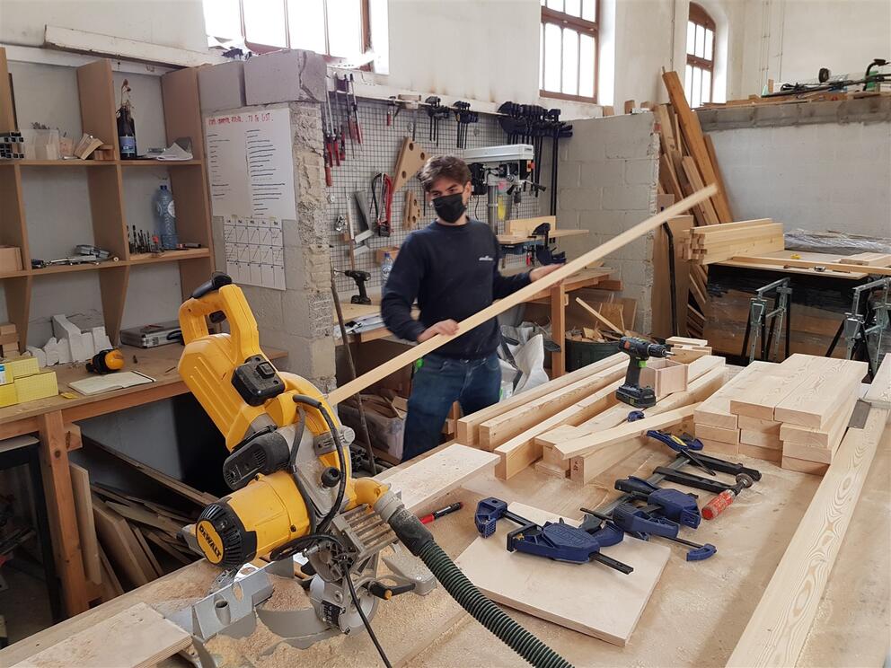 Le Collectif Dallas fabrique une grande table de pique-nique pour 20 personnes. © sau-msi.brussels (P.Sa.)