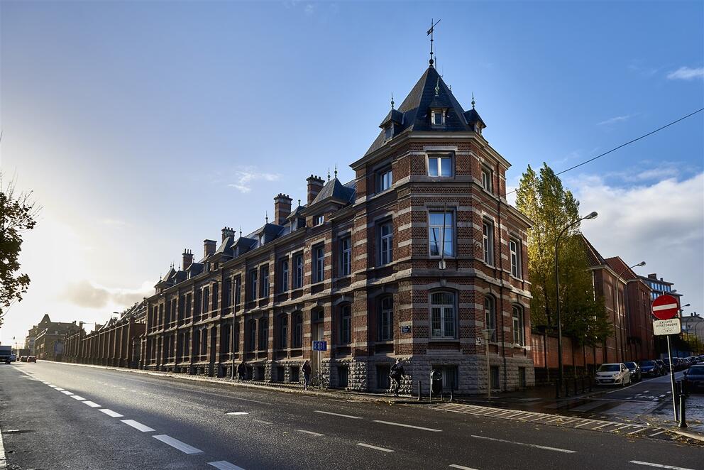 À l’angle de la rue Fritz Toussaint et de l’avenue de la Couronne, l’un des bâtiments qui vont être reconvertis en logements sociaux dans le cadre de l’opération Usquare.brussels. © sau-msi.brussels (Reporters)