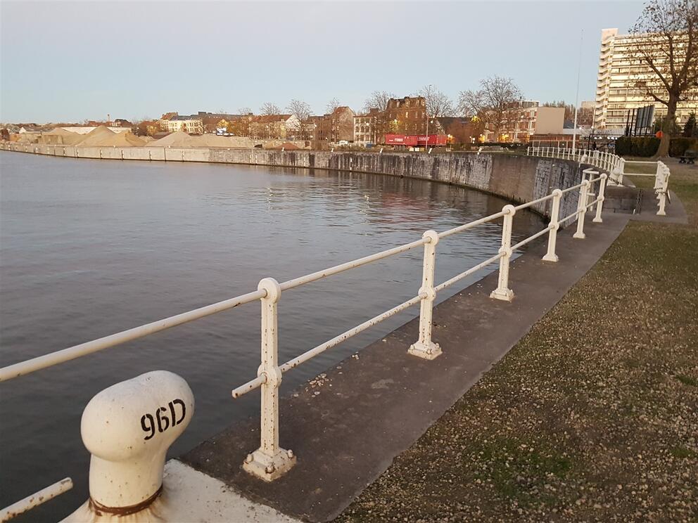 L'équipement sportif sera construit sur la rive droite du Bassin Vergote au niveau de la courbe de giration du canal. © sau-msi.brussels (P.Sa.)