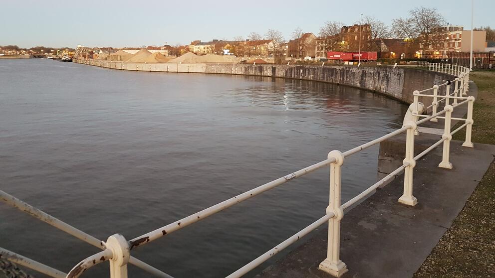 Le terrain se situe sur la rive droite du Bassin Vergote au niveau de la courbe de giration du canal. © sau-msi.brussels (P.Sa.)