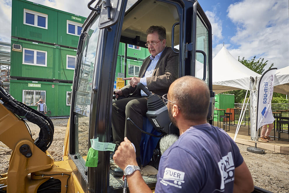 Le Ministre-Président de la Région de Bruxelles-Capitale, Rudi Vervoort, a donné le premier coup de pelleteuse symbolique. © sau-msi.brussels (Reporters) 