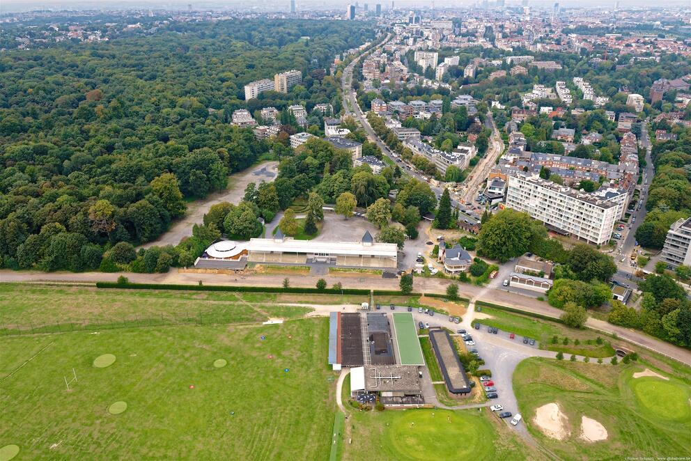 Vue aérienne de l’hippodrome d’Uccle-Boitsfort avec la Forêt de Soignes et la ville en arrière-plan. © sau-msi.brussels (Simon Schmitt - www.globalview.be)ue aérienne de l’hippodrome d’Uccle-Boitsfort avec la Forêt de Soignes et la ville en arrière-plan. © sau-msi.brussels (Simon Schmitt - www.globalview.be)