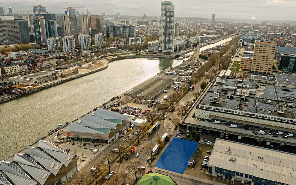 Le terrain qui accueillera le futur bâtiment du Magasin 4, au carrefour entre l’avenue du Port et la rue de l’Entrepôt.  © sau-msi.brussels (GlobalView)