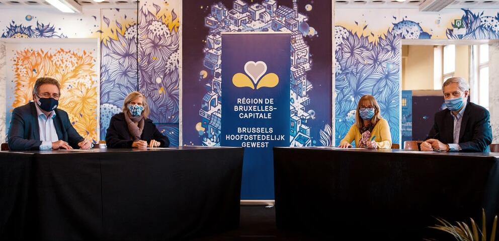 Le Ministre-Président Rudi Vervoort et les rectrices de la VUB et de l’ULB, Caroline Pauwels et Annemie Schaus, ont signé l’emphytéose © Cabinet Rudi Vervoort 